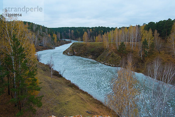 Herbstlandschaft mit Wäldern und Fluss  Kislokan  Ewenke  Russland