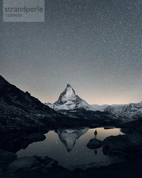 Das Matterhorn spiegelt sich nachts über dem Riffelsee  Zermatt  Wallis  Schweiz