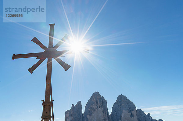 Hölzerner Wegweiser  Dolomiten bei Cortina d'Ampezzo  Venetien  Italien