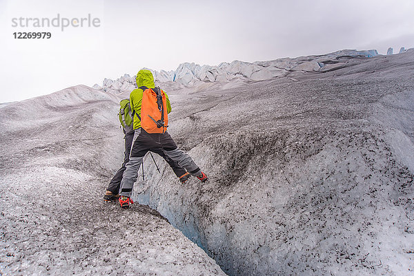 Zwei Personen besteigen den Qualerallit-Gletscher  Rückansicht  Narsaq  Kitaa  Grönland