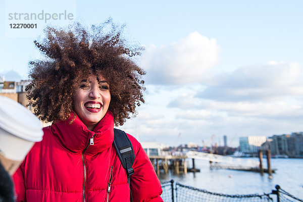 Porträt eines jungen Mädchens  im Freien  lächelnd  London  England  UK