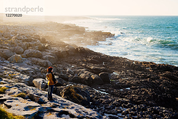 Frau mit Blick aufs Meer  Fanore  Clare  Irland