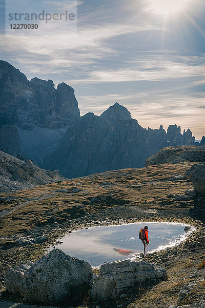Wanderer in den Dolomiten in der Nähe von Cortina d'Ampezzo  Venetien  Italien
