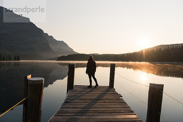 Frau schaut auf den See am Pier  West Glacier  Montana  USA