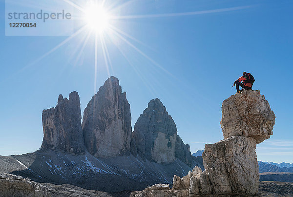 Wanderer geniesst Aussicht  Dolomiten bei Cortina d'Ampezzo  Venetien  Italien