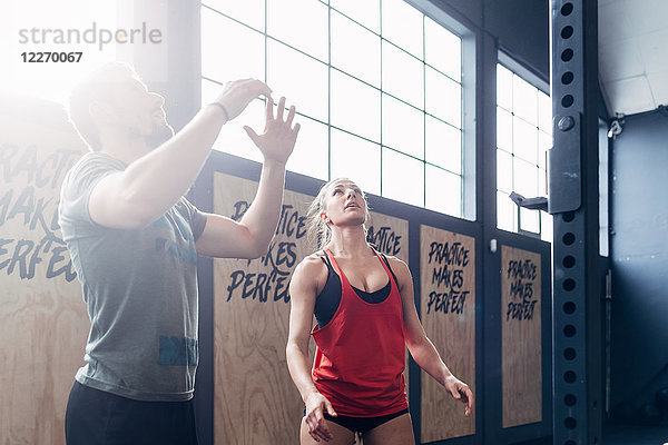 Menschen  die im Fitnessstudio Basketball spielen  schauen auf