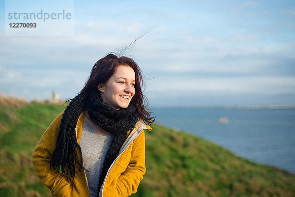 Frau an der Küste  Dunmore  Waterford  Irland