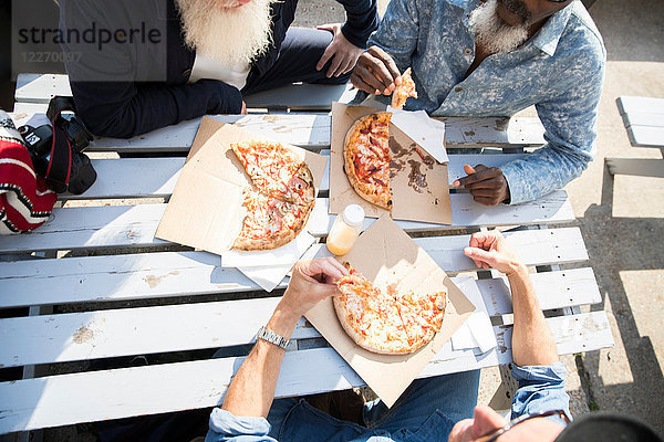 Freunde essen Pizza im Freien