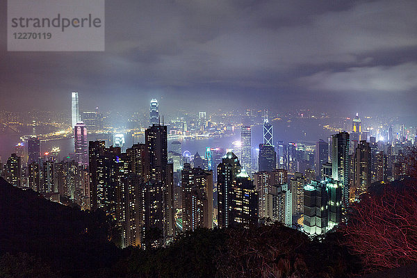 Nachts beleuchtete Wolkenkratzer-Stadtlandschaft  Hongkong  China  Ostasien