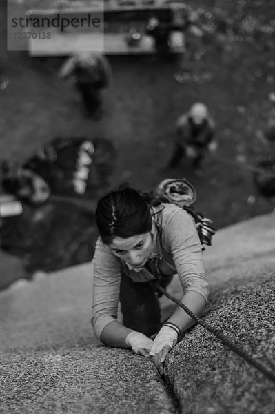 Frauenhandel beim Klettern  Teamkolleginnen am Boden  am The Chief  Squamish  Kanada