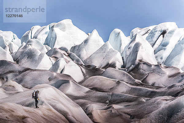 Mann erkundet den Qualerallit-Gletscher  Narsaq  Kitaa  Grönland