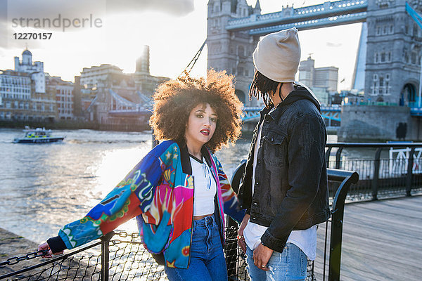 Porträt eines jungen Paares im Freien  Tower Bridge im Hintergrund  London  England  UK
