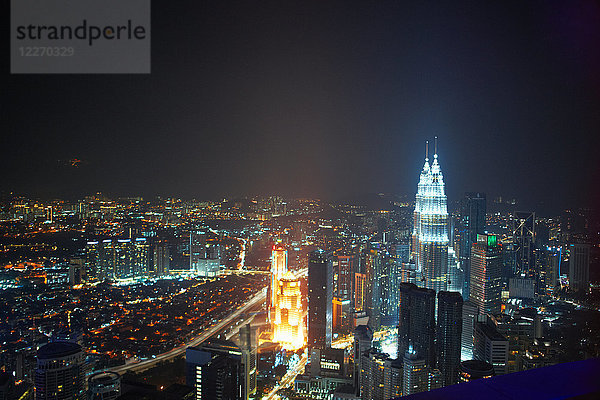 Stadtlandschaft  nachts beleuchtet  Kuala Lumpur  Malaysia