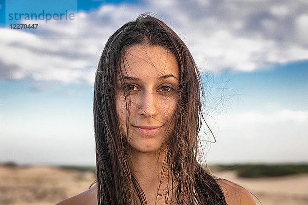 Porträt eines Teenagers mit langen braunen nassen Haaren  der lächelnd in die Kamera schaut  Caucaia  Ceara  Brasilien