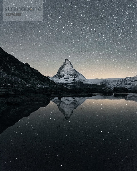 Das Matterhorn spiegelt sich nachts über dem Riffelsee  Zermatt  Wallis  Schweiz