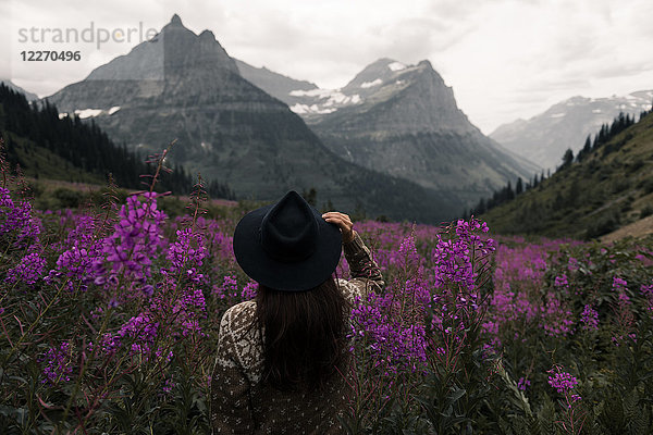 Frau schaut auf Bergketten  Glacier National Park  Montana  USA