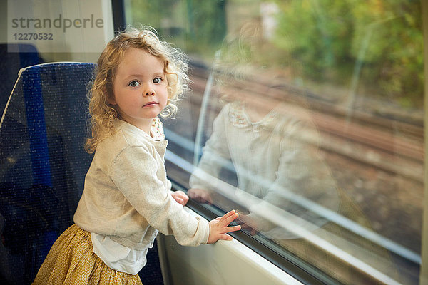 Weibliches Kleinkind im Zug  Porträt