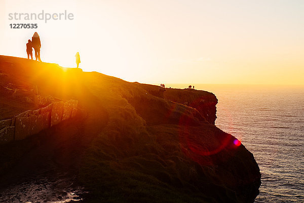 Menschen auf der Klippe beim Sonnenuntergang  Liscannor  Clare  Irland