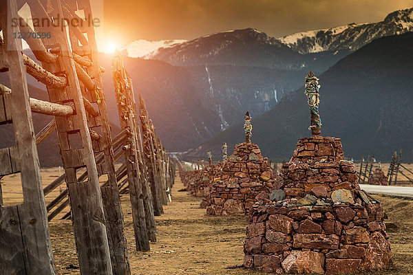 Religiöse Strukturen  Berge im Hintergrund  Landkreis Shangri-La  Yunnan  China