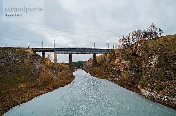 Landschaft mit Eisenbahnbrücke über einen gefrorenen Fluss  Kislokan  Ewenke  Russland