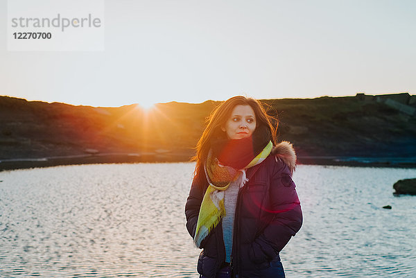 Frau am Meer bei Sonnenuntergang  Liscannor  Clare  Irland