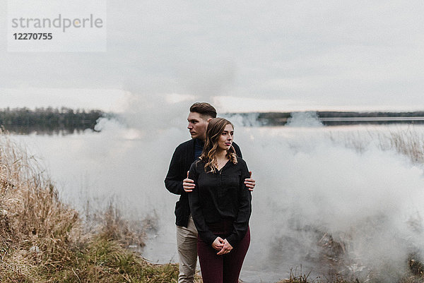 Junges Paar bei einer Rauchwolke  das wegschaut  Ottawa  Kanada