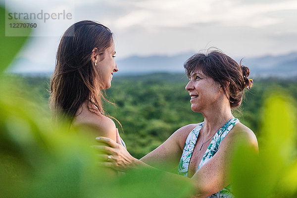 Mutter sieht Tochter mit Stolz an  Caucaia  Ceara  Brasilien