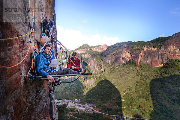 Portrait von zwei Bergsteigern auf Portalege  Liming  Provinz Yunnan  China
