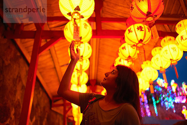 Touristische Lesesegnungen auf chinesischer Laterne  Kek Lok Si Tempel  Penang Island  Malaysia