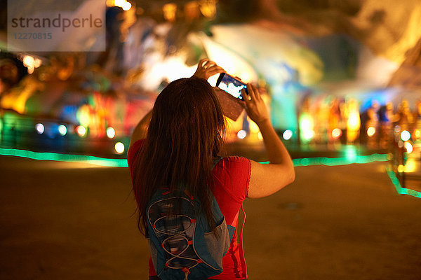 Tourist fotografiert leichte Dekorationen  Batu-Höhlen  Kuala Lumpur  Malaysia