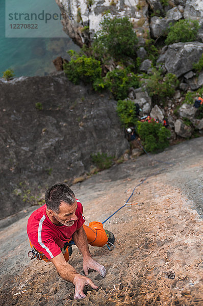 Mann klettert auf Kalksteinfelsen  Draufsicht  Ha Long Bay  Vietnam