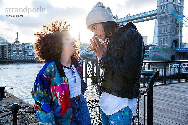 Junges Paar im Freien  von Angesicht zu Angesicht  Tower Bridge im Hintergrund  London  England  UK