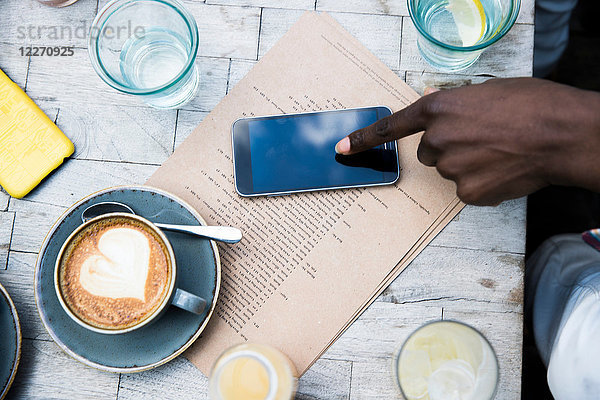Kaffee  Mobiltelefon  Menü auf Holztisch