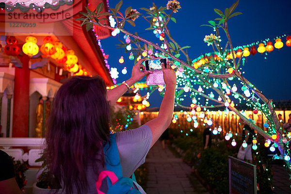 Tourist fotografiert leichte Dekorationen  Tempel Kek Lok Si  Insel Penang  Malaysia