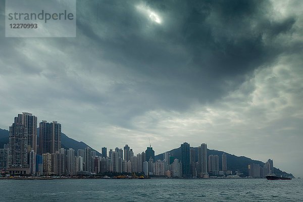 Skyline über dem Wasser  Hongkong  China  Ostasien