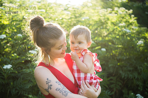 Frau und kleines Mädchen im Garten