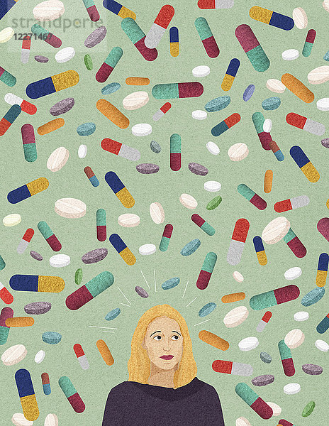 Ängstliche Frau umgeben von vielen Pillen