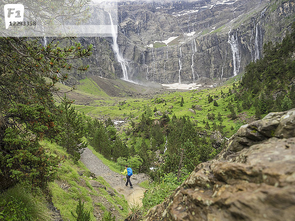 Frau beim Wandern in den Hochpyrenäen mit Blick auf den Cirque de Gavarnie  Frankreich