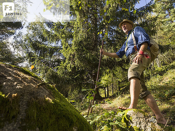 Älterer Mann beim Wandern im Mittleren Schwarzwald Baden-Württemberg  Deutschland