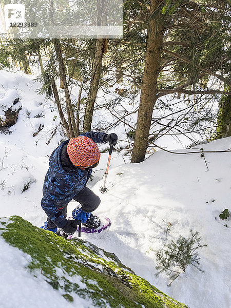 Draufsicht auf ein Mädchen beim Schneeschuhwandern im Schwarzwald  Deutschland  Europa
