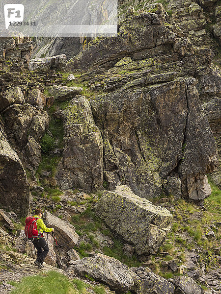 Frau beim Wandern in den Hochpyrenäen beim Abstieg von der Hourquette d'Alans zum Cirque d'Estaube  Gavarnie  Frankreich