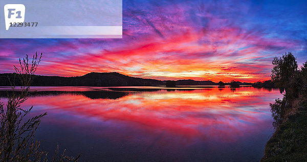 Blick auf den Sonnenuntergang am Seehamer See