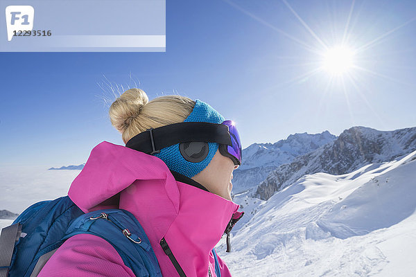 Seitenansicht eines Skifahrers mit Blick auf die Sonne