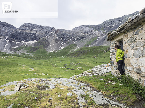 Wanderin bewundert die Aussicht auf den Cirque de Troumouse von einer Berghütte aus  Frankreich