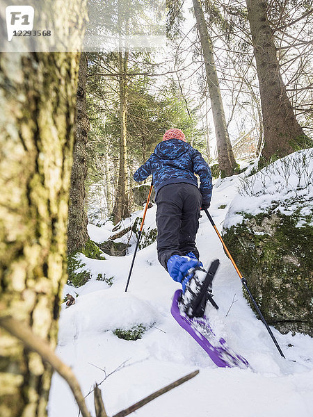 Rückansicht eines Mädchens beim Klettern auf der Skipiste im Schwarzwald  Deutschland  Europa