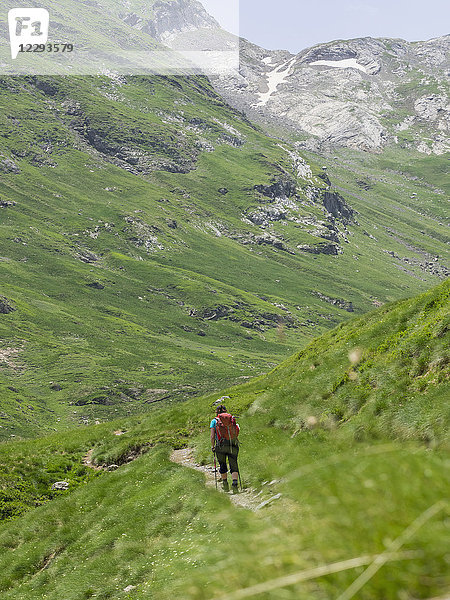 Frau beim Wandern in den Hochpyrenäen beim Abstieg von Oulettes d'Ossoue nach Gavarnie  Frankreich