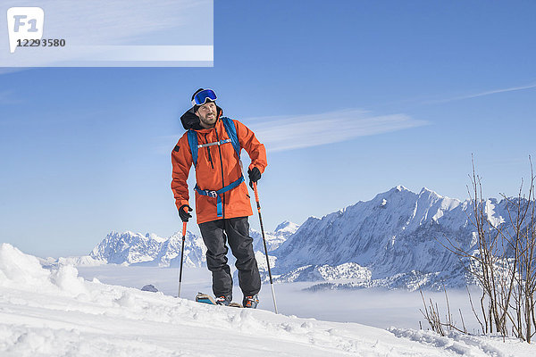 Skifahrer beim Aufstieg auf einen Schneeberg in Oberbayern