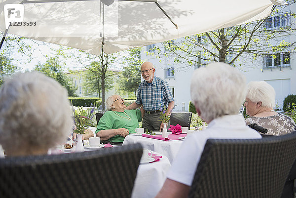 Ältere Menschen am Frühstückstisch im Pflegeheim