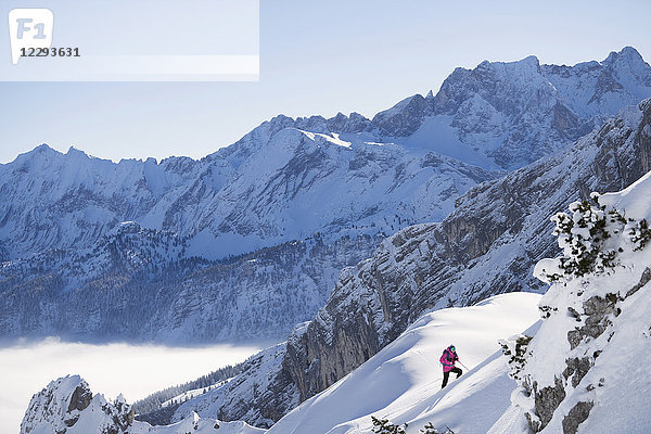 Frau steigt die Skipiste hinauf