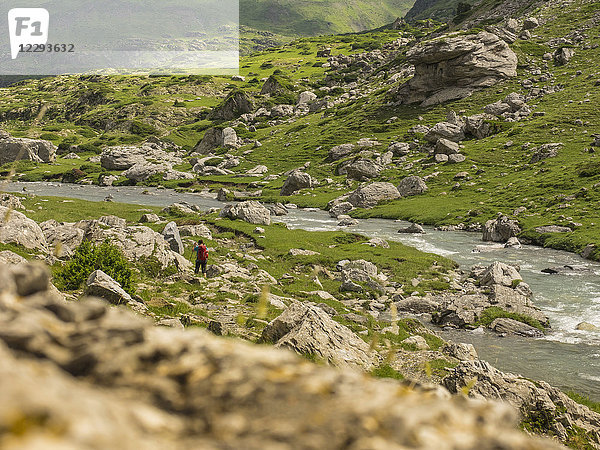 Frau beim Wandern in den Hochpyrenäen bei Pont d'Estaube  Frankreich